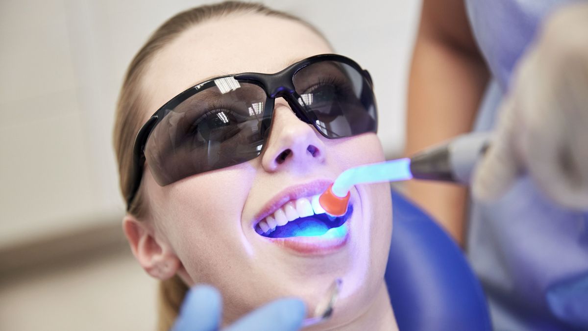 Вы сейчас просматриваете Реставрация зубов при помощи фотополимерных материалов