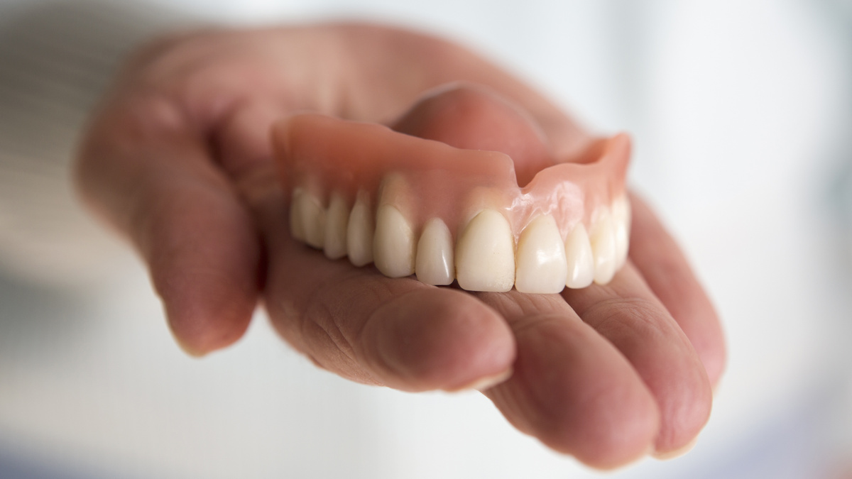 Подробнее о статье Как быстрее привыкнуть к съёмному зубному протезу?